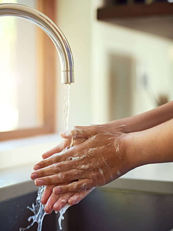 Lavado de manos con agua potable de Aguas Pirque